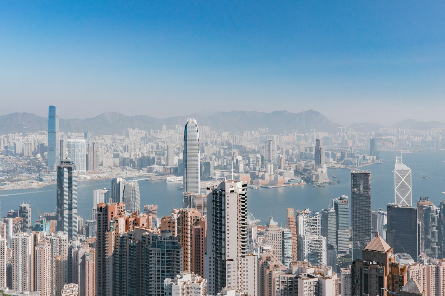 从太平山俯瞰香港中环两岸的城市天际线