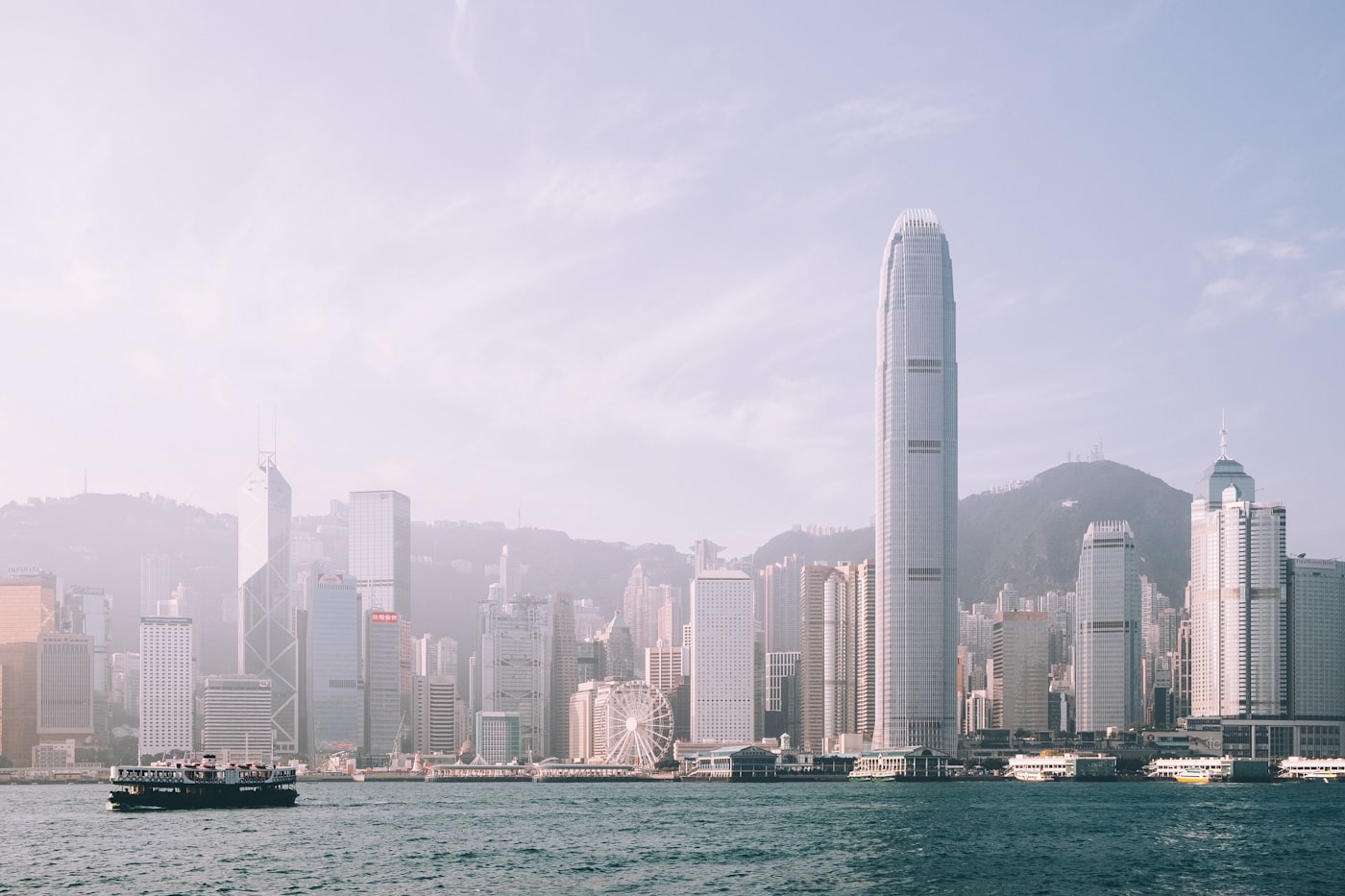 维多利亚港畔的香港中环金融区